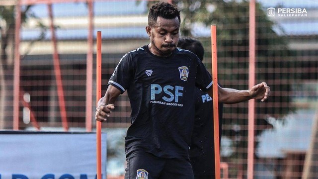 Fredi Isir, pemain Persiba Balikpapan asal Papua. Foto: Instagram/@persibabpp