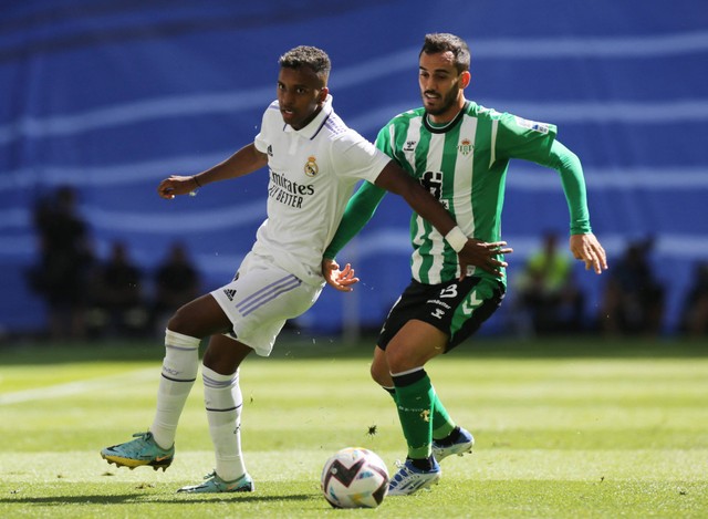 Pemain Real Madrid Rodrygo duel dengan Alex Moreno dari Real Betis di Santiago Bernabeu, Madrid, Spanyol. Foto: Isabel Infantes/Reuters