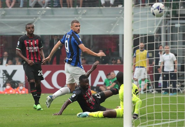 AC Milan vs Inter Milan di Liga Italia 2022/23, Sabtu (3/9). Foto: Twitter/@Inter_en