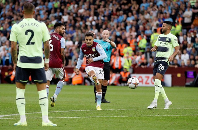 Pemain Aston Villa Philippe Coutinho menembak ke gawang Manchester City di Villa Park, Birmingham, Inggris, Sabtu (3/9/2022). Foto: Peter Nicholls/Reuters