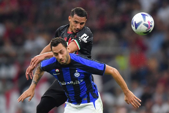 Hakan Calhanoglu dari Inter Milan duel dengan Ismael Bennacer dari AC Milan di San Siro, Milan, Italia, Sabtu (3/9/2022). Foto: Daniele Mascolo/REUTERS