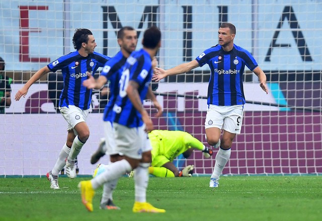 Pemain Inter Milan Edin Dzeko melakukan selebrasi usai mencetak gol kedua mereka dengan rekan setim di San Siro, Milan, Italia, Sabtu (3/9/2022). Foto: Daniele Mascolo/REUTERS