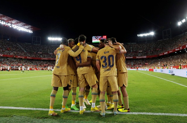 Pemain FC Barcelona Robert Lewandowski merayakan gol keduanya bersama rekan setim saat pertandingan melawan Sevilla di Ramon Sanchez Pizjuan, Seville, Spanyol, Sabtu (3/9/2022). Foto: Marcelo Del Pozo/Reuters