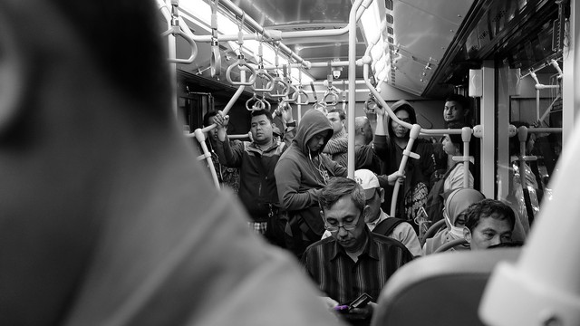 Halte Busway Terdekat Mall Taman Anggrek, Foto/Unsplash/Rendy Novantino