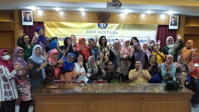 Para peserta sosialisasi implementasi sistem pembayaran non-tunai, QRIS, di Kampus Universitas Teknologi Digital Indonesia (UTDI) Yogyakarta, Sabtu (3/9) berfoto bersama seusai acara. Foto: Ara