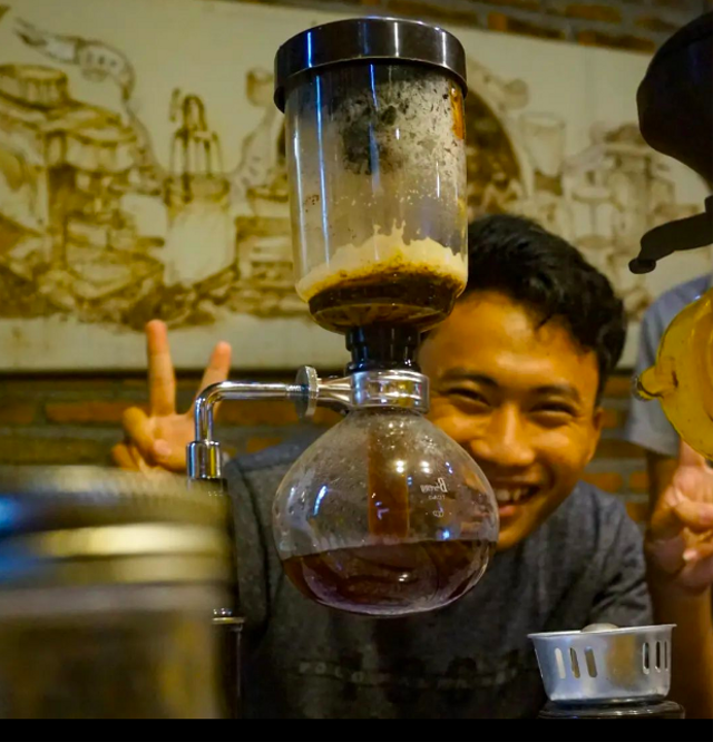 Seorang barista Dongeng Kopi Jogja (DKJ) sedang melakukan salah satu teknik seduh pesanan konsumen. Foto: Dok. DKJ