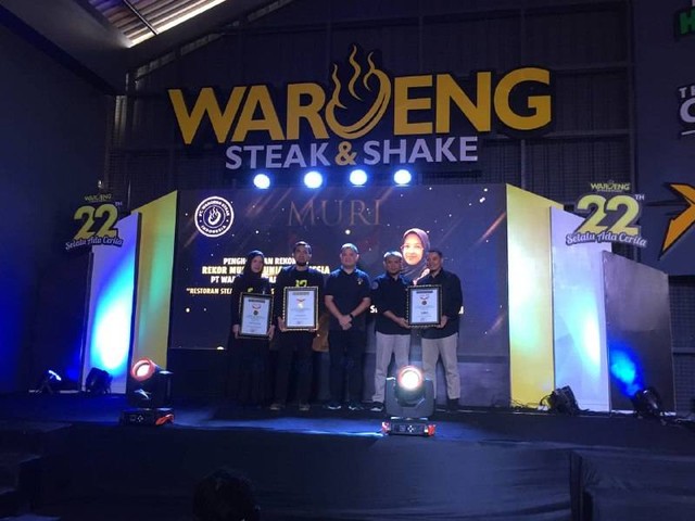Pemberian penghargaan MURI yang diraih Waroeng Steak & Shake, Minggu (4/9/2022). Foto: Maria Wulan/Tugu Jogja