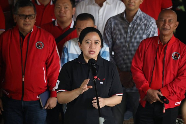 Ketua DPP PDIP Puan Maharani memberikan keterangan persa usai melakukan pertemuan dengan Ketua Umum Gerindra Prabowo Subianto di Hambalang, Bogor, Minggu (4/9). Foto: Aditia Noviansyah/kumparan