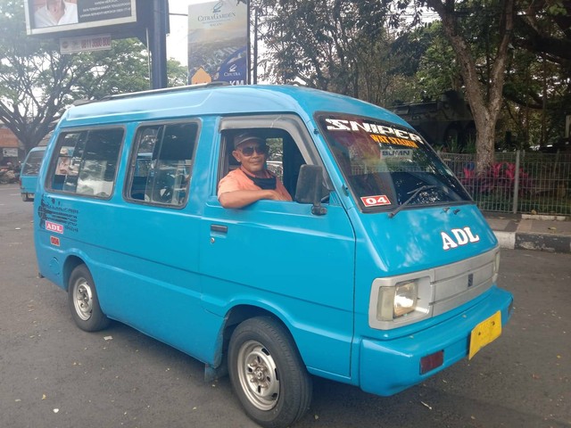 Sopir angkot di Kota Malang, Hariyadi menunggu penumpang di depan Stasiun Malang Kota. Foto: M Sholeh