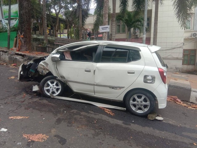 Kondisi mobil setelah terbailik di jalan Unkhair Ternate. Foto: Istimewa