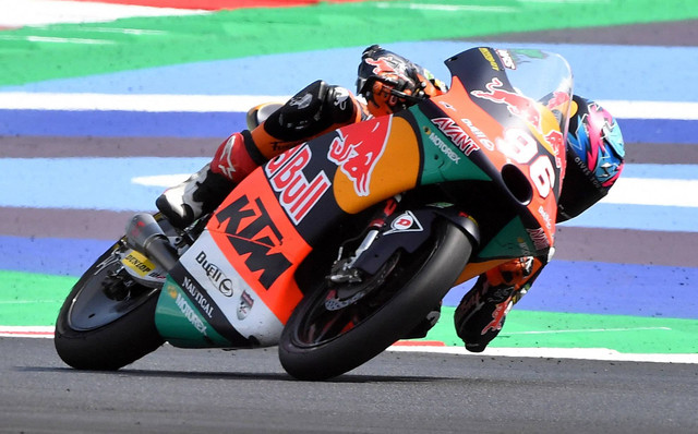 Pembalap Red Bull KTM Ajo, Daniel Holgado beraksi selama balapan Moto3, San Marino, Minggu (4/9/2022). Foto: Jennifer Lorenzini/REUTERS