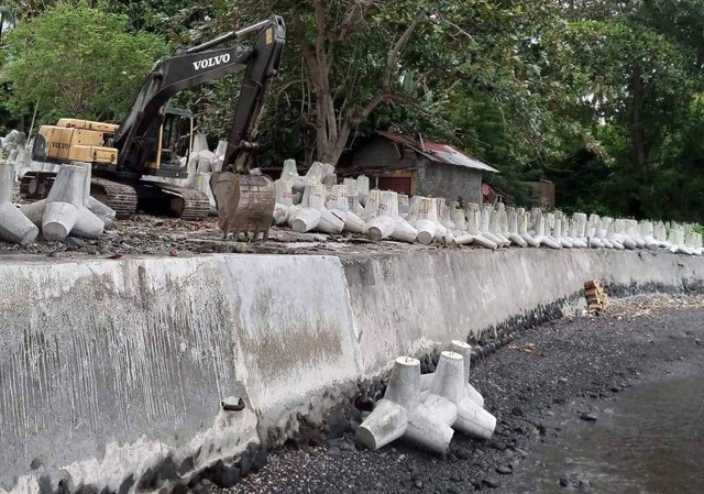 Tetrapod sudah mulai diturunkan ke bibir pantai. Foto: Kifly