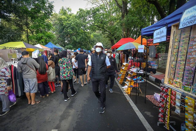 Sekda Kota Bandung, Ema Sumarna, saat meninjau pasar minggu di kawasan Gasibu. Foto: Humas Pemkot Bandung