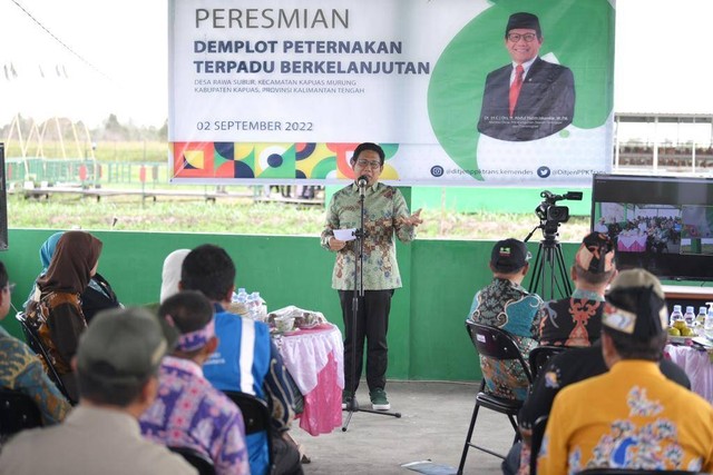 Menteri Desa, Pembangunan Daerah Tertinggal dan Transmigrasi Abdul Halim Iskandar mengunjungi dan meresmikan Demplot Peternakan Terpadu Berkelanjutan di desa Rawa Subur, Kalimantan Tengah, Jumat (2/9/2022).