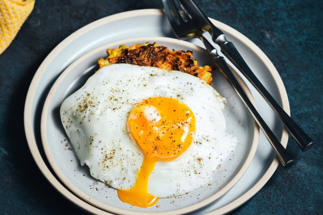 Ilustrasi makan telur untuk menutrisi rambut.
 Foto: Shutterstock