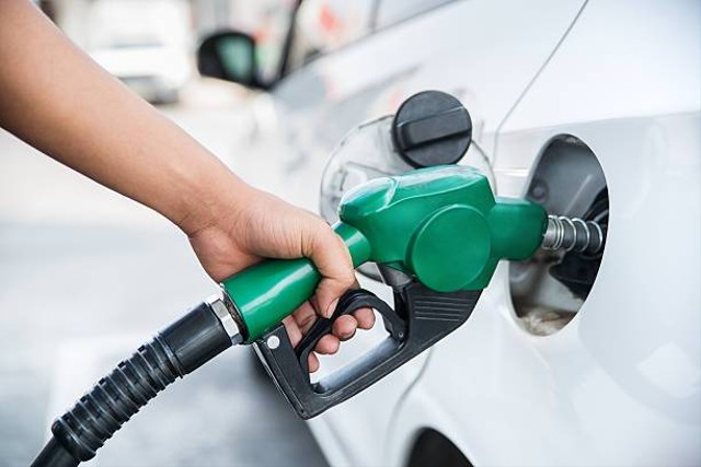 Ilustrasi gambar sebuah mobil yang sedang mengisi bahan bakar minyak walaupun harga nya tetap naik (Sumber: https://www.istockphoto.com/id/foto/tangani-nosel-bahan-bakar-untuk-mengisi-bahan-bakar-mobil-gm524036576-92134655)