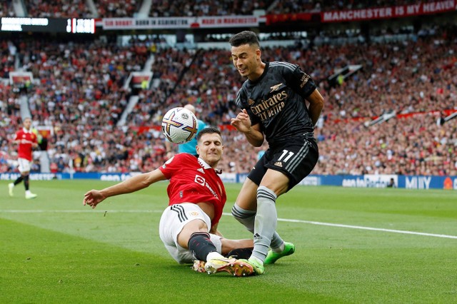 Pemain Arsenal Gabriel Martinelli duel dengan Diogo Dalot dari Manchester United saat pertandingan di Old Trafford, Manchester, Inggris. Foto: Craig Brough/Reuters