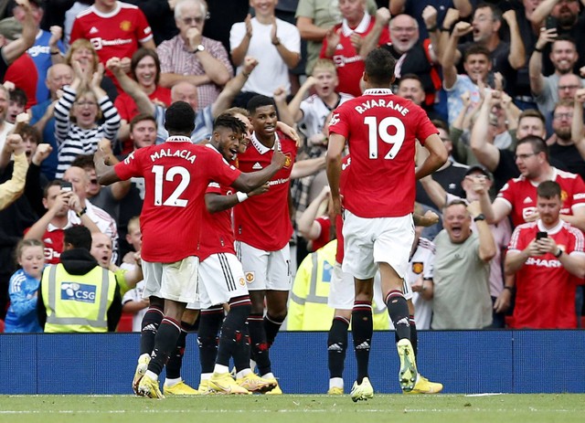 Pemain Manchester United Marcus Rashford merayakan mencetak gol ketiga mereka dengan rekan satu timnya saat pertandingan di Old Trafford, Manchester, Inggris. Foto: Craig Brough/Reuters