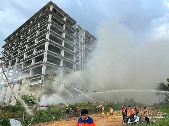 Kebakaran di bangunan mangkrak di belakang RS Untan. Foto: Leo Prima/Hi!Pontianak