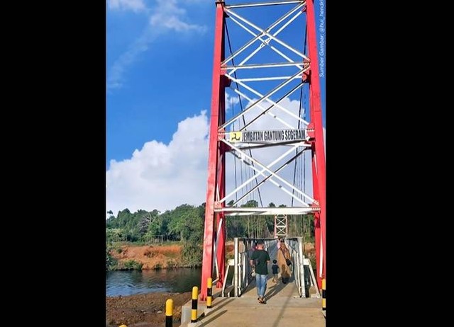 Jembatan gantung pertama di Natuna. (Foto: instagram @kemenpupr)