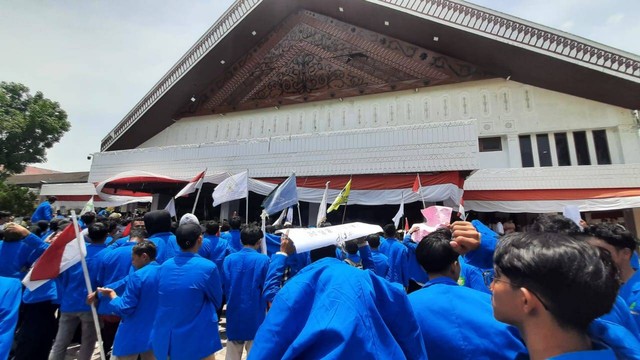 Mahasiswa Aceh demo tolak kenaikan harga BBM di depan gedung DPRA, Senin (5/9/2022). Foto: Habil Razali/acehkini 