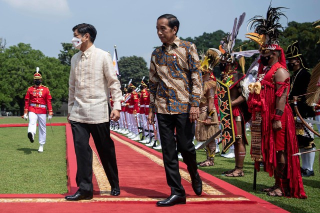 Presiden Joko Widodo dan Presiden Filipina Ferdinand Romualdez Marcos Jr berjalan untuk memeriksa pasukan kehormatan saat kunjungan kenegaraan di Istana Kepresidenan Bogor, Jawa Barat, Senin (5/9/2022).  Foto: Sigid Kurniawan/ANTARA FOTO