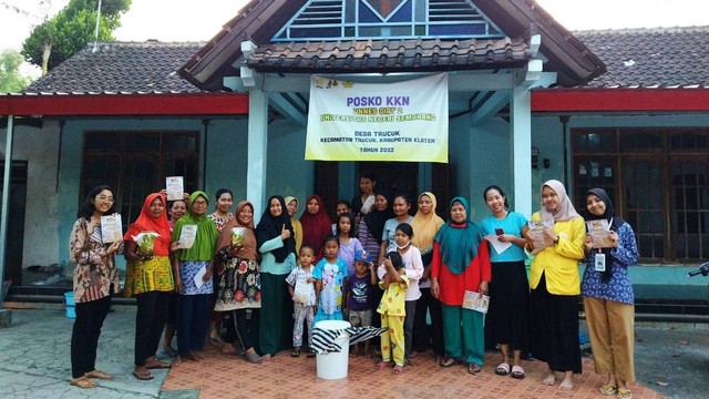 Pelatihan Eco-Enzyme Bagi Masyarakat oleh Mahasiswa KKN Unnes Giat 2 di Klaten