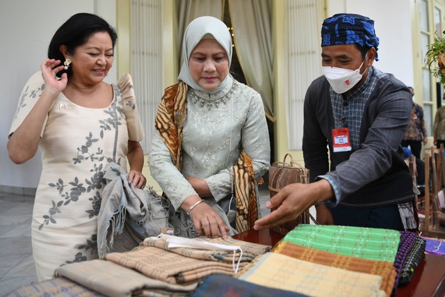 Ibu Negara Iriana Joko Widodo bersama Ibu Negara Filipina Louise Araneta Marcos melihat proses pembuatan kain tenun Baduy di Istana Kepresidenan Bogor, Jawa Barat, Senin (5/9/2022). Foto: Sigid Kurniawan/Antara Foto