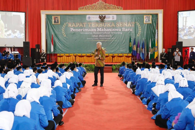 Gubernur Jateng Ganjar Pranowo menjadi pembicara pada acara Pengenalan Kehidupan Kampus Mahasiswa Baru di Auditorium Universitas Muhammadiyah Semarang (UNIMUS) pada Senin (5/9).  Foto: Dok. Istimewa