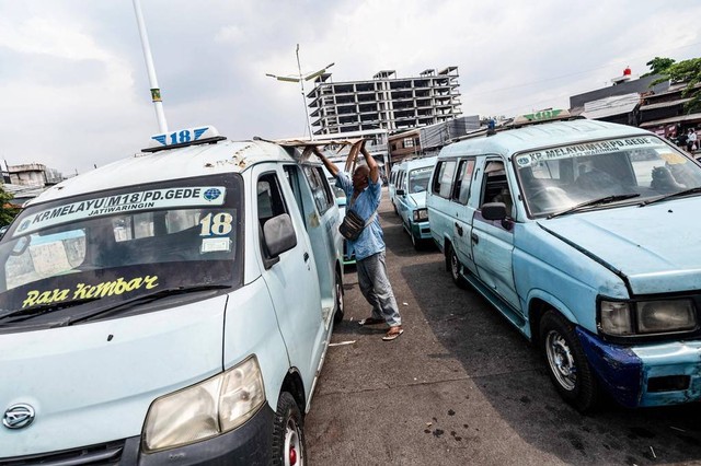 Angkutan umum M18 di Jakarta. Foto: Aprillio Akbar/Antara Foto