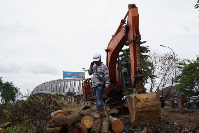 Pembersihan lahan yang akan menjadi jalan akses ke jembatan. Foto: Dok. Prokopim Pemkot Pontianak