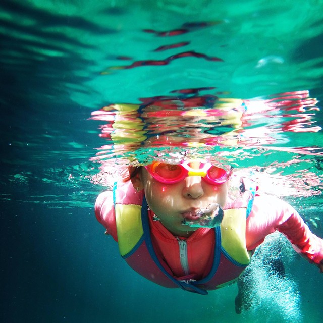 Ilustrasi seorang anak berenang di kolan, Foto: unsplash