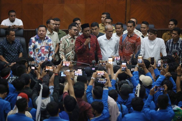 Ketua DPR Aceh Saiful Bahri didampingi sejumlah anggota dewan menemui massa demo mahasiswa yang menolak kenaikan harga BBM, Senin (5/9). Foto: Abdul Hadi/acehkini 