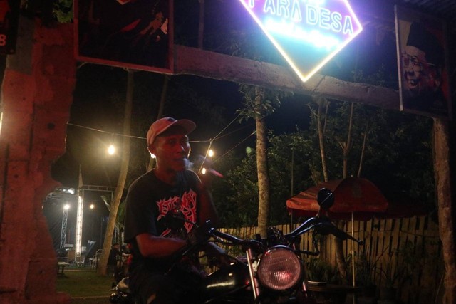 Sutriyono atau Onos di warung kopi miliknya yang juga menjadi pusat kegiatan sekolah warga. Foto: Herlianto