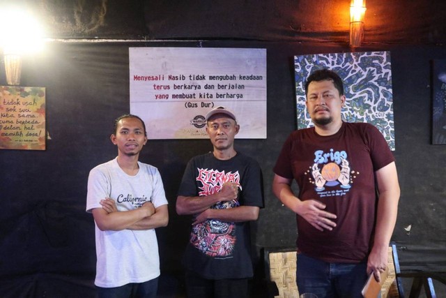 Founder Sekolah Warga Paradesa di Cilacap, Sutriyono atau yang akrab dipanggil Onos (tengah) foto bersama tim Jelajah Jawa-Bali. Foto: dok tim Jelajah Jawa-Bali