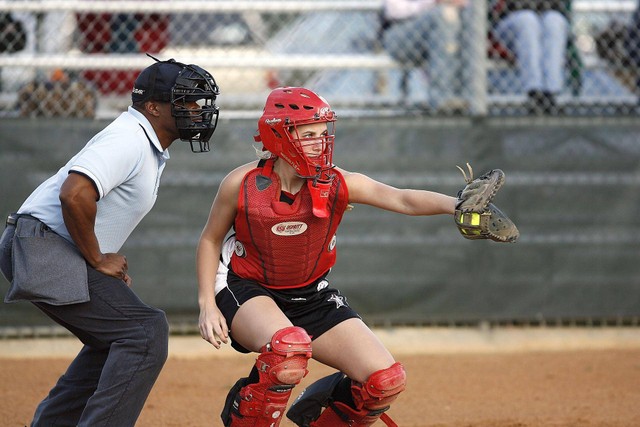 Ilustrasi pemain yang bertugas menahan bola disebut seorang Catcher. Foto: Pexels