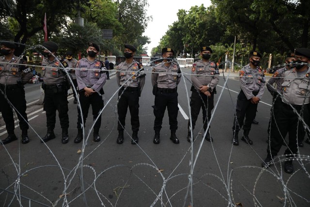 Polisi berjaga saat mahasiswa menggelar aksi unjuk rasa  di Jalan Medan Merdeka Barat, Senin (5/9/2022).  Foto: Aditia Noviansyah/kumparan