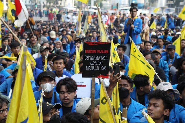 Mahasiswa menggelar aksi unjuk rasa  di Jalan Medan Merdeka Barat, Senin (5/9/2022).  Foto: Aditia Noviansyah/kumparan