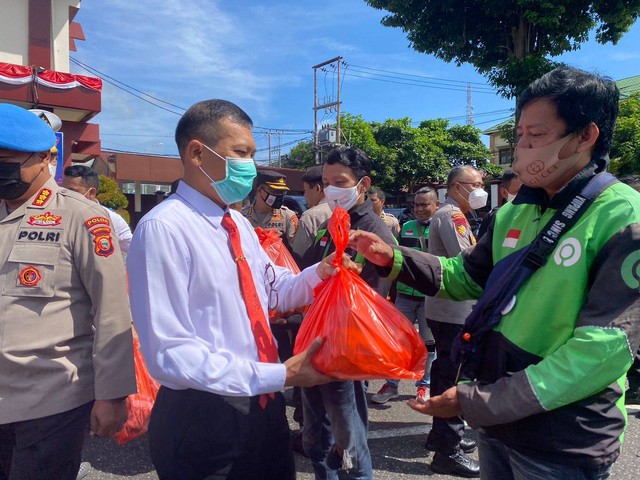 Para Pejabat Utama Polda Maluku Utara saat membagikan paket sembako secara simbolis kepada warga. Foto: Samsul/cermat