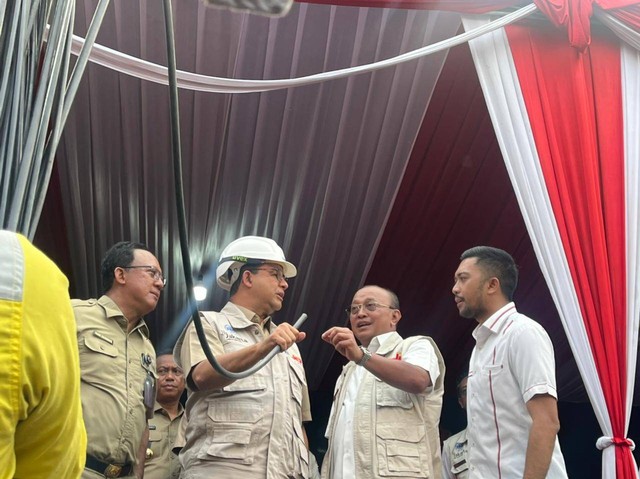 Gubernur DKI Jakarta Anies Rasyid Baswedan menyaksikan langsung pemotongan perdana kabel udara di depan Pasar Mampang, Jakarta Pusat, Senin (5/9/2022). Foto: Haya Syahira/kumparan