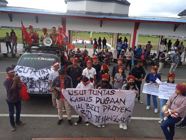 Keterangan foto: PMKRI Ruteng saat melakukan aksi demonstrasi di depan Kantor Bupati Manggarai. Foto oleh: Engkos Pahing.