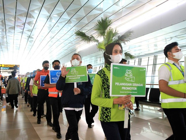 Direksi AP II bertugas jadi frontliner layani penumpang saat peringati hari pelanggan nasional di Bandara Soekarno-Hatta, Tangerang, Senin (5/9/2022).  Foto: Dok. AP II