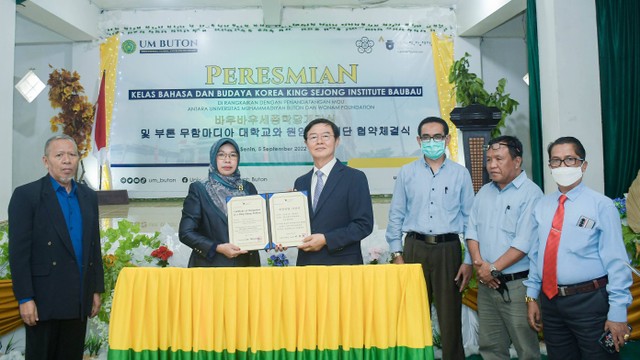 Penandatanganan MoU antara UM Buton dan Wonam Foundation yang diwakili oleh Perwakilan King Sejong Foundation (Sumber : Dok. Humas)