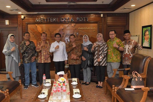 Mendes PDTT Abdul Halim Iskandar menerima kunjungan pimpinan dan anggota Komisi IV DPRD Kabupaten Pekalongan di Kantor Kemendes PDTT, Jakarta, Senin (5/9/2022). 
 Foto: Kemendes PDTT