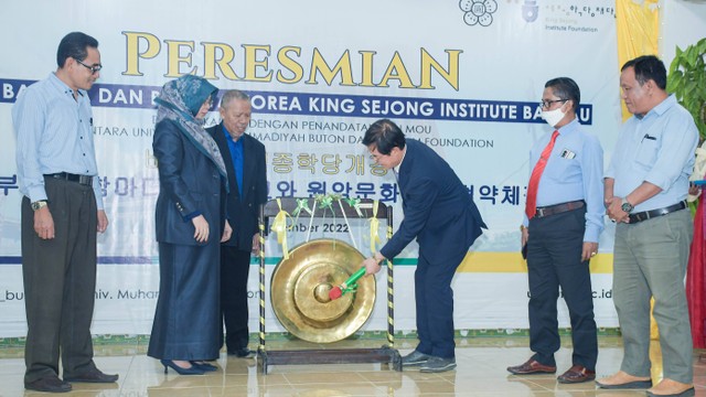 Ketua King Sejong Institute Baubau Mr. Woo Chung Hwan memukul Gong sebagai tanda Peresmian Kelas Bahasa dan Budaya Korea KIS (Sumber : Dok. Humas UM Buton)