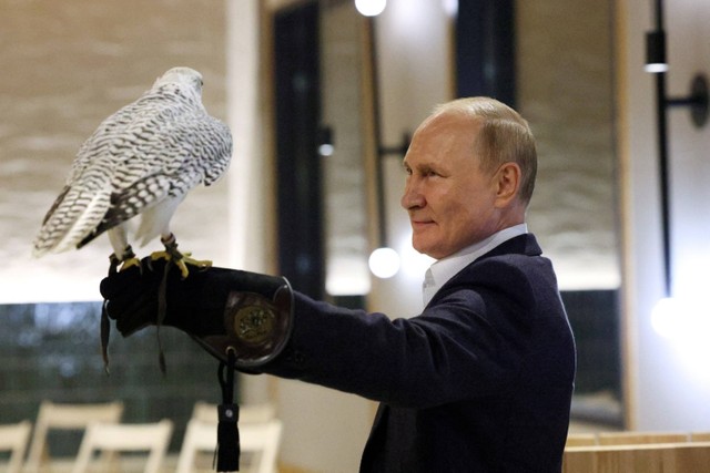Presiden Rusia Vladimir Putin menghadiri pertemuan dengan ahli burung dan anggota pusat penangkaran elang Kamchatka di wilayah Kamchatka, Rusia. Foto: Sputnik/Gavriil Grigorov/Pool via REUTERS