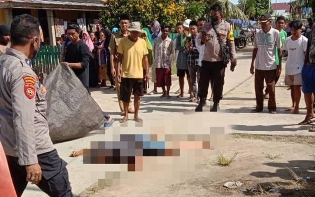 Sejumlah warga digegerkan dengan sesosok mayat pria paruh baya yang telentang di jalan setapak Desa Todoli, Kabupaten Pulau Taliabu, Maluku Utara. Foto: Istimewa