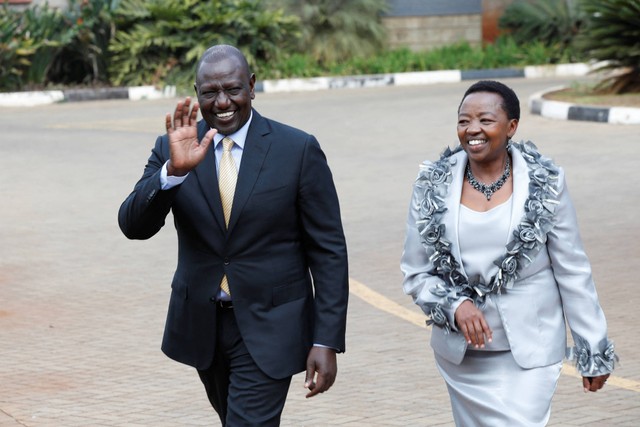Presiden terpilih Kenya William Ruto terlihat bersama istrinya Rachel Ruto setelah Mahkamah Agung menguatkan kemenangannya di Nairobi, Kenya, Senin (5/9/2022). Foto: Monicah Mwangi/Reuters