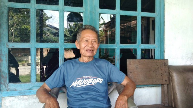 Suwadi (80), tetangga Aipda Ahmad Karnain yang tewas ditembak rekan sesama polisi. | Foto: Bella Sardio/Lampung Geh