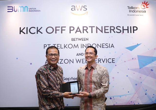 PT Telkom Indonesia (Persero) Tbk (Telkom) resmi menjalin kemitraan strategis dengan Amazon Web Services (AWS) Indonesia pada, Kamis (1/9). Foto: Dok. Telkom